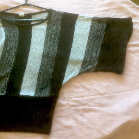 Black, White& Grey Top wide sleeves size medium - Picture 5 of 9